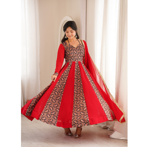 Ensemble de robe Anarkali en georgette raffinée avec encolure brodée, pantalon assorti et dupatta en dentelle dorée, prêt-à-porter pour femme - Product Image 1