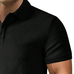 Camisa de punto jacquard texturizado para hombre, manga corta, cuello y puños en contraste, ribete con diseño griego, estilo casual elegante, servicio OEM - Product Image 3