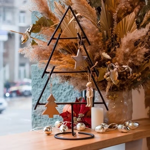 Sculpture d'arbre de Noël en métal noir de qualité supérieure, avec un design minimaliste moderne en fil métallique, idéale pour la décoration des fêtes - Product Image 3