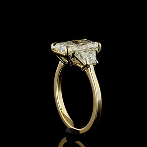 Diamant jaune brillant de 3 carats, taille radiant, cultivé en laboratoire, certifié IGI, design trois pierres, or massif 14 carats, luxe, fiançailles, mariage - Product Image 2