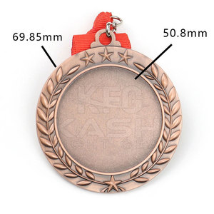 Médaille personnalisable de haute qualité avec ruban rouge, construction en acier durable, gravure étanche pour événements sportifs et compétitions scolaires - Product Image 4
