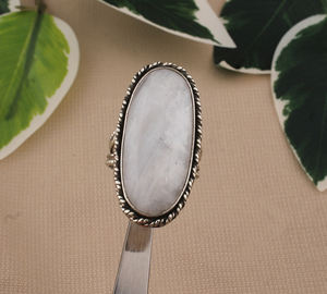 Anillo Solitario Clásico Boho Hecho a Mano con Engaste de Plata de Ley 925 y Gema Arcoíris de Corte Ovalado, Certificado Jaipur Party - Product Image 5