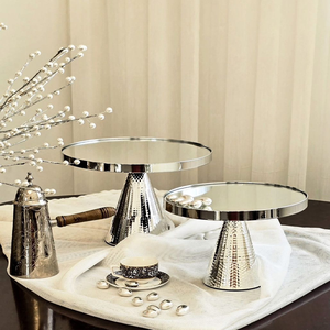 Par de soportes redondos blancos para tartas con bases de diseño de jaula de alambre dorado, disponibles a precios de mayorista. - Product Image 6