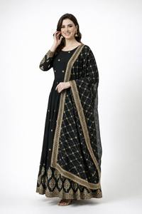 Costume Anarkali traditionnel noir pour femmes avec dupatta brodée d'or, coupe ample, longueur au sol, style indien pakistanais - Product Image 3
