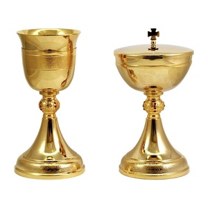 Ensemble Calice et Ciboire en Laiton de Luxe Premium, Finition Dorée de Haute Qualité, Fournitures d'Autel Catholique, Fait Main, pour la Sainte Messe - Product Image 1