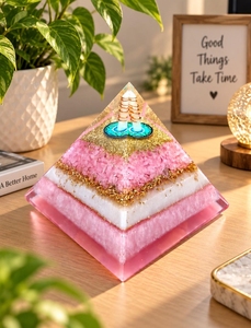 Pyramide d'orgone en quartz rose avec bobine de cuivre pour la décoration intérieure et l'énergie Reiki - Product Image 5