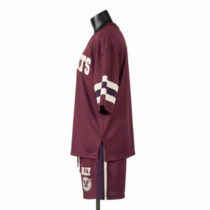 Conjunto de pantalones cortos deportivos de malla premium para mujer, tela transpirable, tono burdeos, panel con franja en la manga, logo estampado, conjuntos para mujer, 100% algodón - Product Image 3