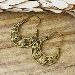 Pendientes de aro espirales tribales de alta demanda, joyería bohemia de latón para mujer, acabado de latón antiguo, pendientes étnicos de media luna, venta al por mayor/OEM/ODM - Product Image 6