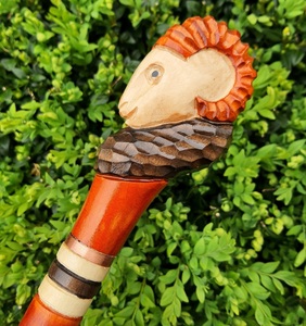 Canne de marche en bois écologique faite à la main avec tête de bélier sculptée - Design rustique pour cadeau de retraite et utilisation en extérieur - Product Image 2