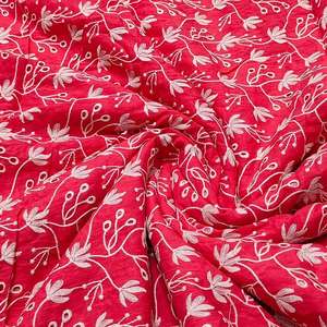 Tissu brodé de qualité supérieure conçu pour la mode moderne et les collections de vêtements élégants. Ce tissu présente de belles qualités. - Product Image 1