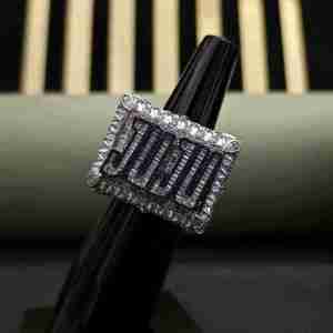 Anillo de Diamantes con Placa de Nombre Personalizada de Lujo - Product Image 1