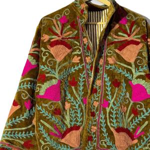 Chaqueta de Invierno de Terciopelo con Bordado Suzani Indio, Chaqueta Corta Hecha a Mano para Festivales, Ropa Exterior Étnica Bohemia - Product Image 1