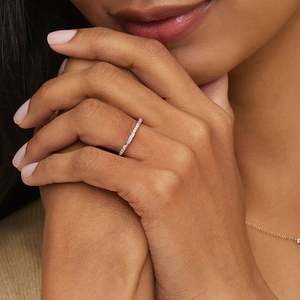 Anillo de Boda Delicado con Diseño de Espiral de Diamantes, Anillo Apilable Curvo de Oro Sólido, Anillo Minimalista con Pavé para Aniversario, Regalo - Product Image 4