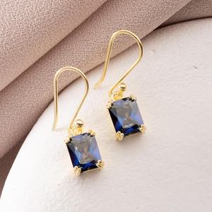 Boucles d'oreilles pendantes Tanzanite bleue taille émeraude en argent sterling 925 plaqué or 14 carats, pierre de naissance de décembre - Product Image 1