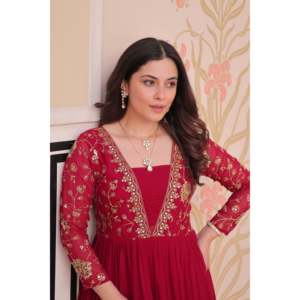Robe de bal longue avec embellissements en cristaux, perles et plumes - Product Image 3
