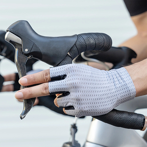 Gants de cyclisme demi-doigts noirs et gris en polyester respirant unisexe à enfiler pour l'été - Product Image 2