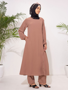 Elegante y Moderno Conjunto de Dos Piezas: Vestido Abaya de Poliéster Sólido 100% con Camisa Larga Irregular y Pantalones de Pierna Ancha, Estilo Modesto de Oriente Medio - Product Image 4