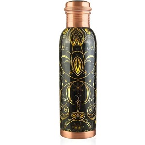 Botella de Agua de Cobre Personalizable Más Demandada, Diseño Bohemio Negro y Dorado, Portátil para Viajes - Product Image 1