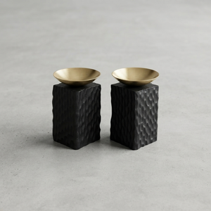 Brûleur à bakhoor moderne en métal doré sur un support en pilier noir texturé, design contemporain saisissant pour la fragrance d'intérieur - Product Image 6