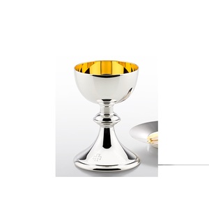 Cáliz moderno. Este cáliz personalizado con relieve, chapado en oro y plata, es hecho a mano con latón y acero de alta calidad. - Product Image 4