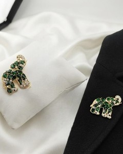 Belle broche élégante et tendance en cristal plaqué or, éléphant vert, pierres de zircon, badge de revers, bijoux pour femmes et hommes - Product Image 1