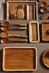 Bandeja de Servir Rectangular Geométrica Bohemia de Madera de Teca con Incrustaciones de Cáscara de Coco, Diseño Multifuncional y Ligero de Bali - Product Image 4