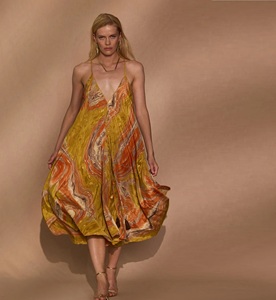 Vestido largo con cuello halter y estampado de mariposas para mujer, con diseño sin espalda y dobladillo acampanado, surtido - Product Image 1