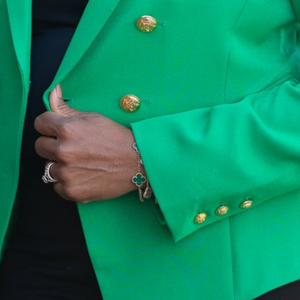 Blazer Verde Personalizado para Mujer, Bordado con Diseño de Escudo, Botones Dorados, Manga Larga, Solapa con Muescas, Doble Botonadura, Formal - Product Image 5