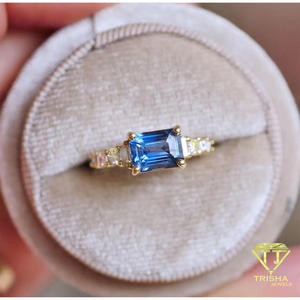 Anillo de Plata de Ley 925 con Diamante Moissanita Corte Esmeralda Azul y Piedras Laterales en Baguette, Joyería Elegante y de Lujo para Mujer - Product Image 5
