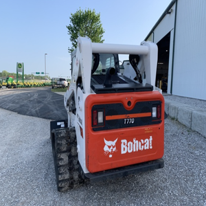Cargadora compacta Bobcat T770 de alta capacidad, ideal para el manejo de suelos, transporte de grava y gestión de materiales en sitios de construcción. - Product Image 2