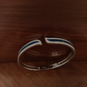 Brazalete Abierto de Plata de Ley 925 con Ópalo Azul y Esmalte, Diseño Minimalista de Ondas, Regalo Romántico para Mujer, Uso Diario y Fiestas - Product Image 4