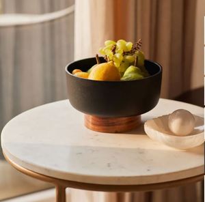 Bol à fruits rond en métal noir avec base en bois, design minimaliste, durable, passe au lave-vaisselle, idéal pour les fêtes - Product Image 1