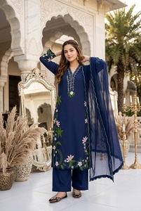 Conjunto de Kurta y Palazzo de Corte Recto Estilo Pakistaní de Seda Romana Regal con Dupatta de Georgette Bordada, Ropa Étnica - Product Image 2