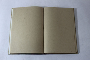Cuaderno de yute de alta calidad con tapa dura, con pétalos de flores de papel de yute y hierba. - Product Image 3
