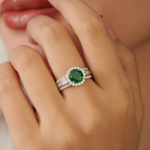Anillo de Boda de Oro Amarillo K14 con Esmeralda y Diamante de Corte Redondo de 8 mm, Joyería de Alta Calidad con Piedras Preciosas - Product Image 2