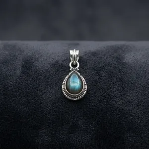 Colgante de Labradorita de Plata de Ley 925 con Diseño de Gota de Fuego Luminosa para la Tranquilidad, Joyería Unisex de Diseño Minimalista - Product Image 4
