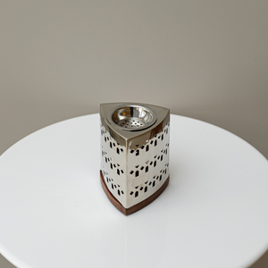 Elegante Quemador de Incienso de Metal con Recortes Geométricos y Base de Madera, Forma Triangular, Decoración Premium para el Hogar en Ramadán, para Uso con Incienso - Product Image 2