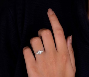 VBSR-59 Bague en or blanc 10K avec trois pierres rondes de 3 carats, couleur E, VS1, bijoux en or délicats pour femmes, diamant cultivé en laboratoire, certifié IGI - Product Image 4