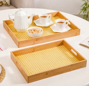 Plateaux de service en bois avec base en rotin tressé, design rectangulaire élégant, poignées durables, parfaits pour le thé, le café et les collations - Product Image 1