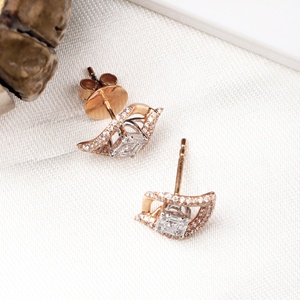 ต่างหูแบบติดหูทรงโค้งประดับเพชรทรงบาแกตต์ทองคำแท้ 18K สีโรสโกลด์จาก Memoria Jewels ขายส่ง - Product Image 3