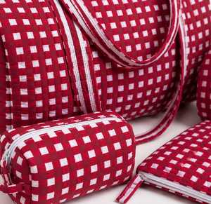 Sac de voyage matelassé en coton à carreaux rouges VEER HANDIRCRAFTS avec fermeture éclair, sac de sport et sac fourre-tout léger et écologique, grand format - Product Image 3