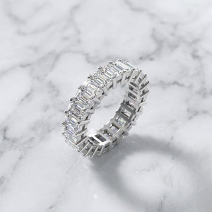 Anillo de Eternidad con Diamantes Cultivados en Laboratorio con Corte Esmeralda, Banda Ancha Chapada en Oro, Joyería de Lujo para Bodas - Product Image 3