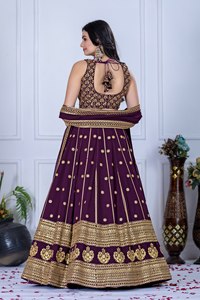 Nouvelle robe lehenga choli pour femmes en tissu Georgette Fox, richement brodée. - Product Image 6