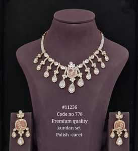 Ensemble collier et boucles d'oreilles Kundan de qualité supérieure avec pierre rouge plaquée or, design classique pour mariage, ensemble de bijoux pour femmes - Product Image 3