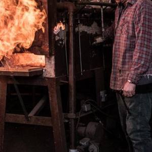 Cama con plataforma de metal y madera de primera calidad con panel trasero de madera de nogal natural, estructura de hierro duradera y estilo minimalista. - Product Image 3