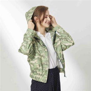 Abrigo corto impermeable con capucha y mangas raglán estilo cortavientos ODM para mujer - Product Image 5