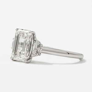 Bague de fiançailles de créateur en or blanc 4K avec trois diamants de 3,00 carats taille émeraude VVS+ cultivés en laboratoire, sertis à griffes, certifiée IGI - Product Image 2