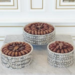 Cautivador soporte para tartas de nácar, con bases de pilar bajo de madera natural escalonadas, presentación de alimentos de élite. - Product Image 3