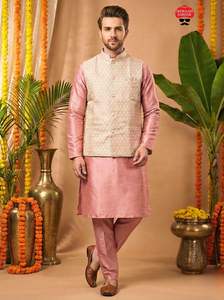 Vêtements traditionnels indiens en soie Dhupian, ensemble Kurta et pantalon avec poches des deux côtés pour hommes, pour les mariages et les festivals. - Product Image 3