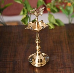Lampe à huile en cuivre Peacock Mahabharat pour la décoration du festival Deep de Kerala, design zen asiatique fait main - Product Image 1